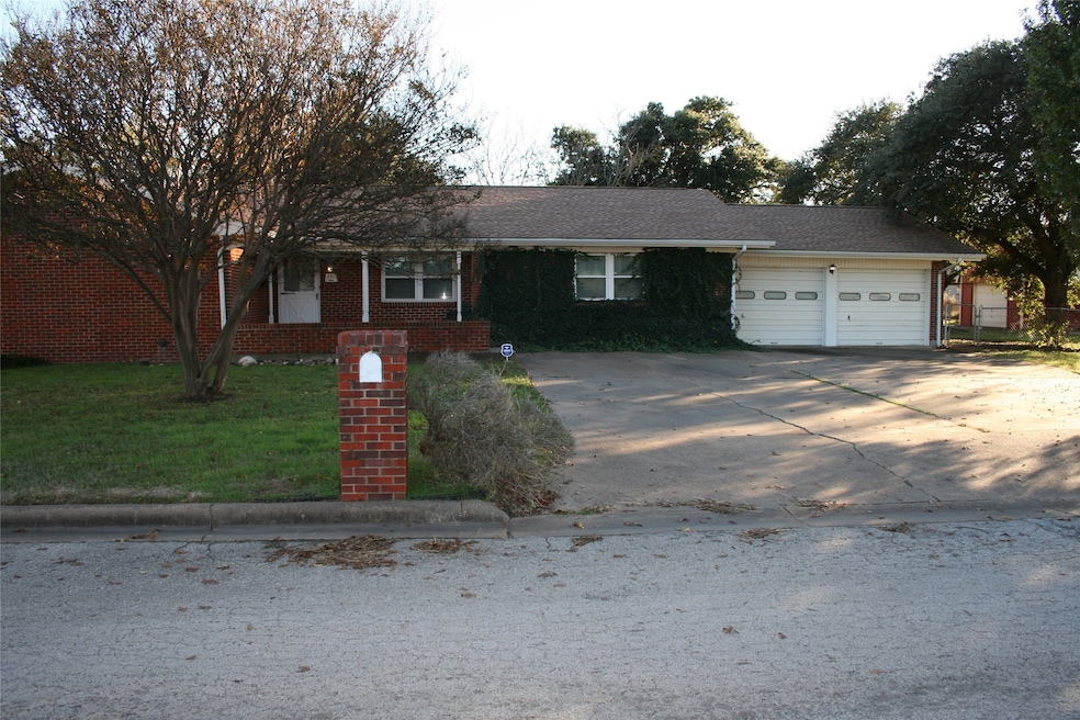 2510 SE 5 1 2 St, Mineral Wells, TX 76067 - photo 1