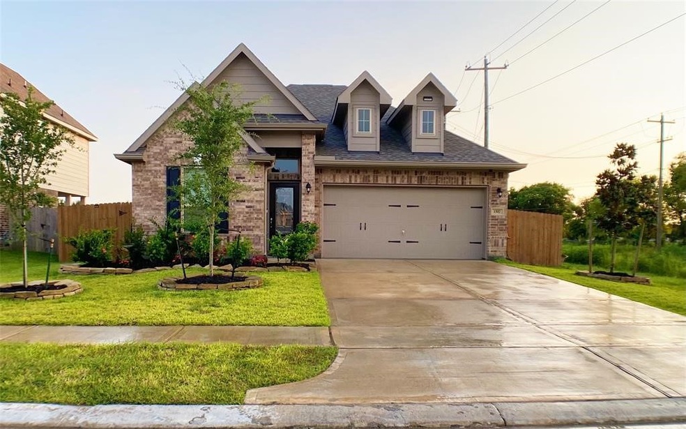 1517 Layne St, Alvin, TX 77511 - photo 1