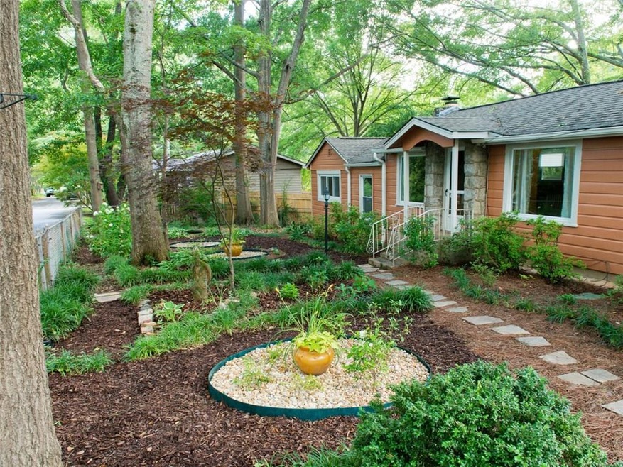 Come home to this lovely cottage in unique Pine La