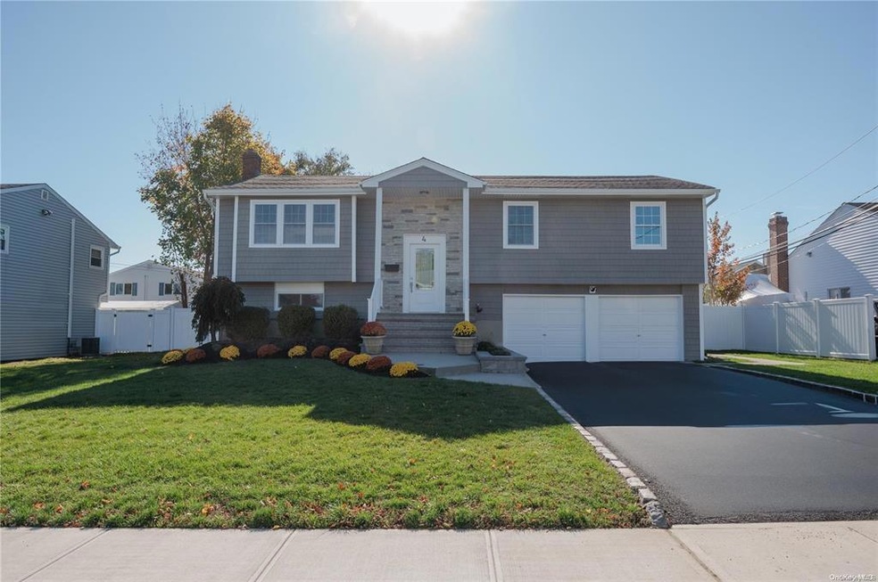 4 Splitrail Place, ComMacK, NY 11725 - photo 1