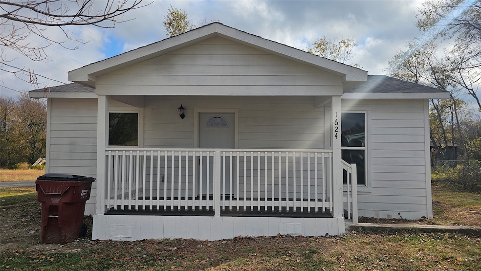 1624 Cedar St, Bonham, TX 75418 - photo 1