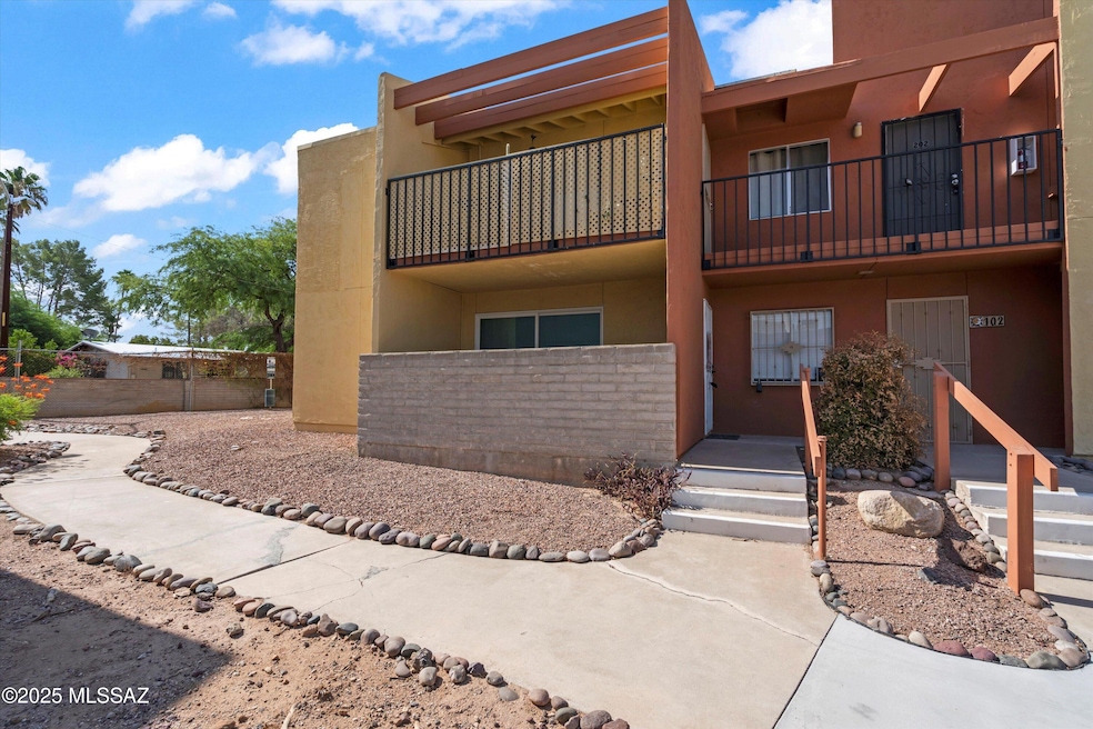 840 S Langley Avenue, 101