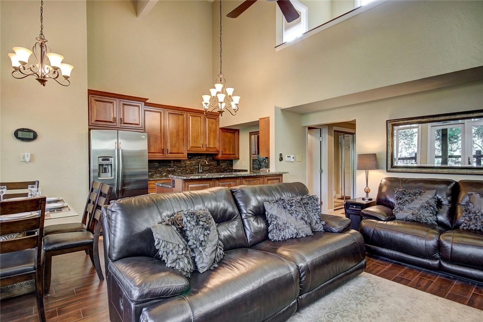 2 Bedroom 2 Bath, Vaulted Ceilings, Amazing Renova