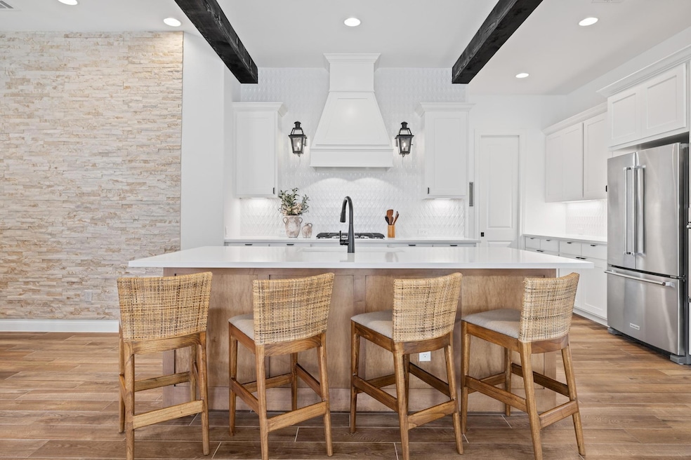 Backsplash wall perfectly blends well with the dining room stone walls. 