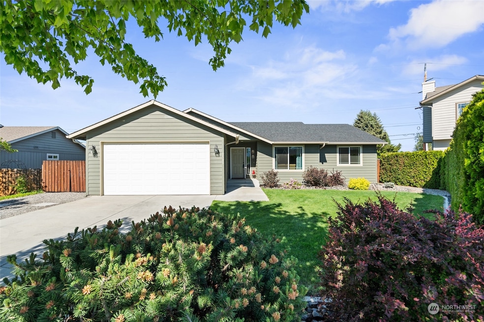 2525 NE Noble Loop, East Wenatchee, WA 98802 - photo 1