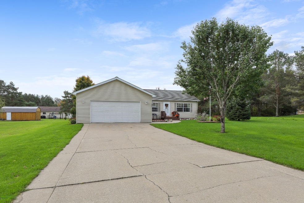 609 Maplewood Dr, Reed City, MI 49677 - photo 1
