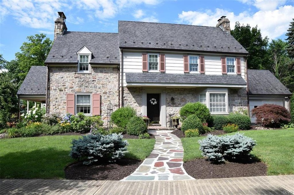 Welcome to 620 Melrose.  Beautiful Flagstone walkw