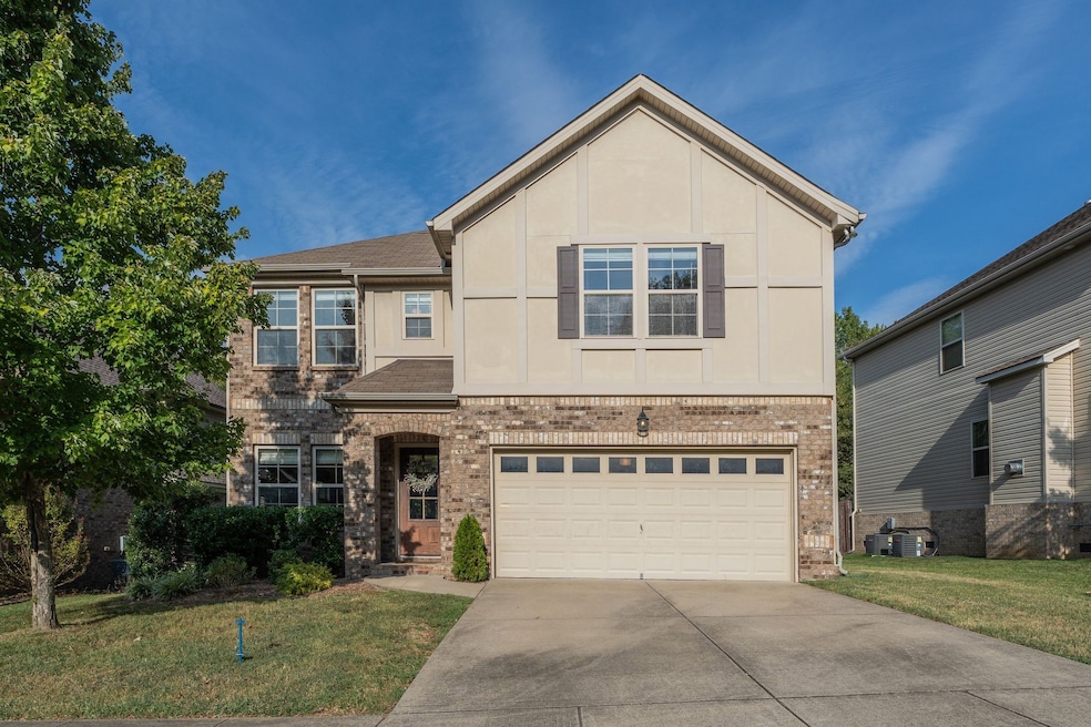 Very convenient to all Providence shopping, dining, & services, and close to Percy Priest Lake! Sidewalks throughout the neighborhood, nice shade tree in front yard, only a few short minutes to I-40.