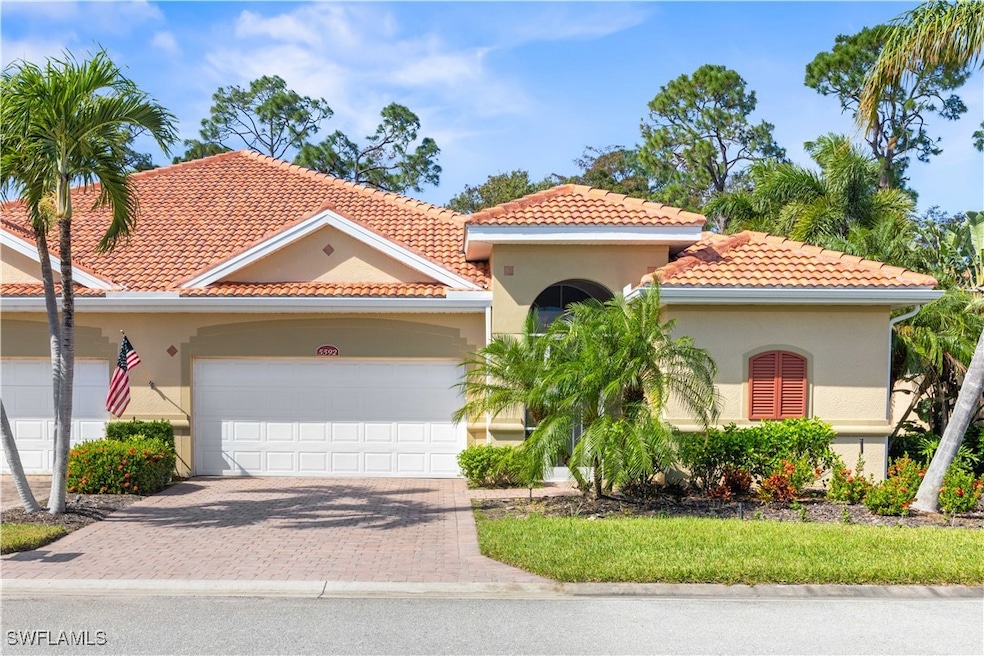 Attached villa, stucco exterior, private pool, att