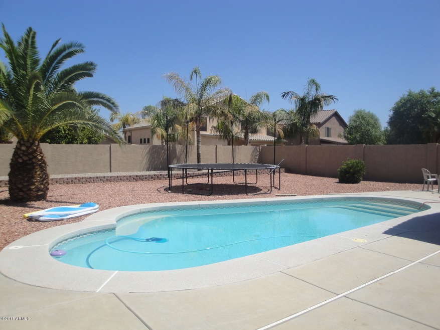 Oversized Back Yard w Pool