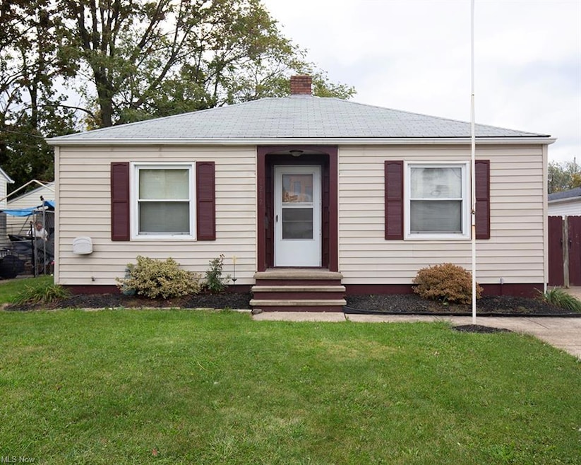 View of front facade with a front yard