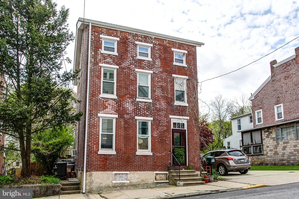 142 Chestnut St, Spring City, PA 19475 - photo 1