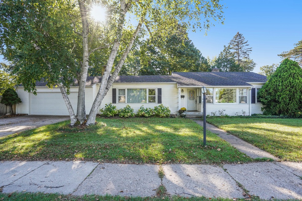 722 N Hudson St SE, Lowell, MI 49331 - photo 1