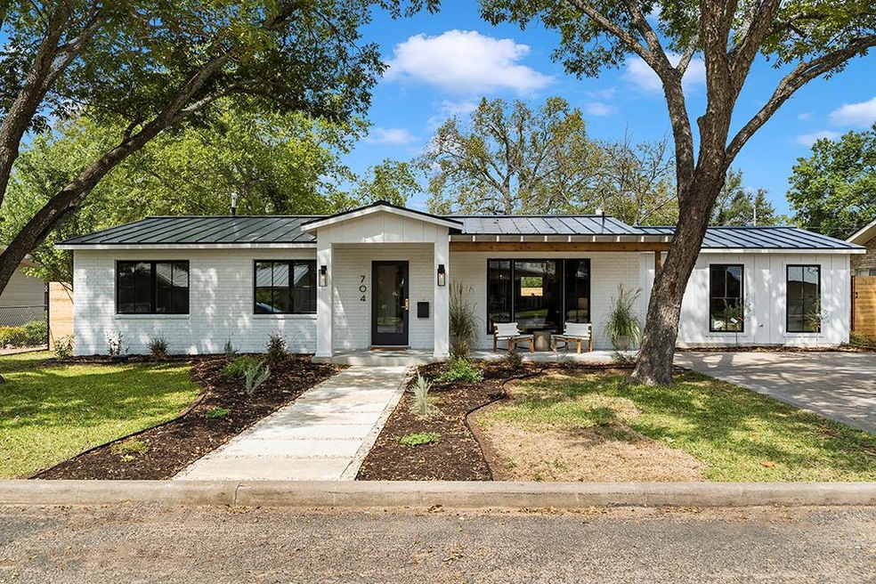 704 N Edison St, Fredericksburg, TX 78624 - photo 1