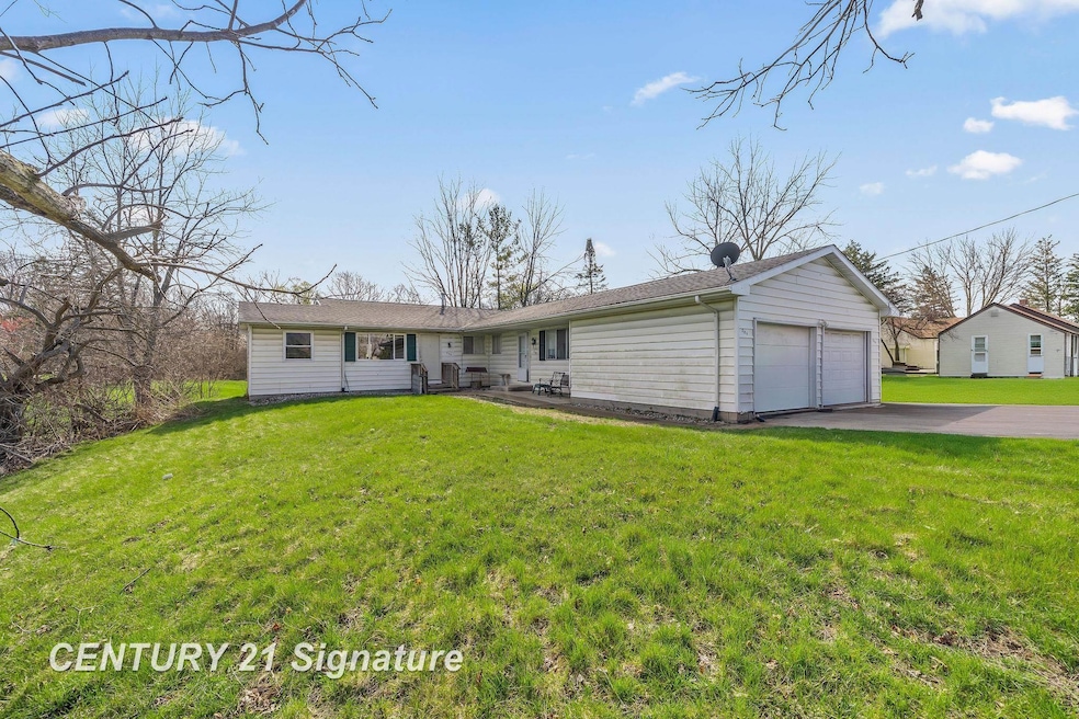 256 River, Thomas, MI 48609 - photo 1