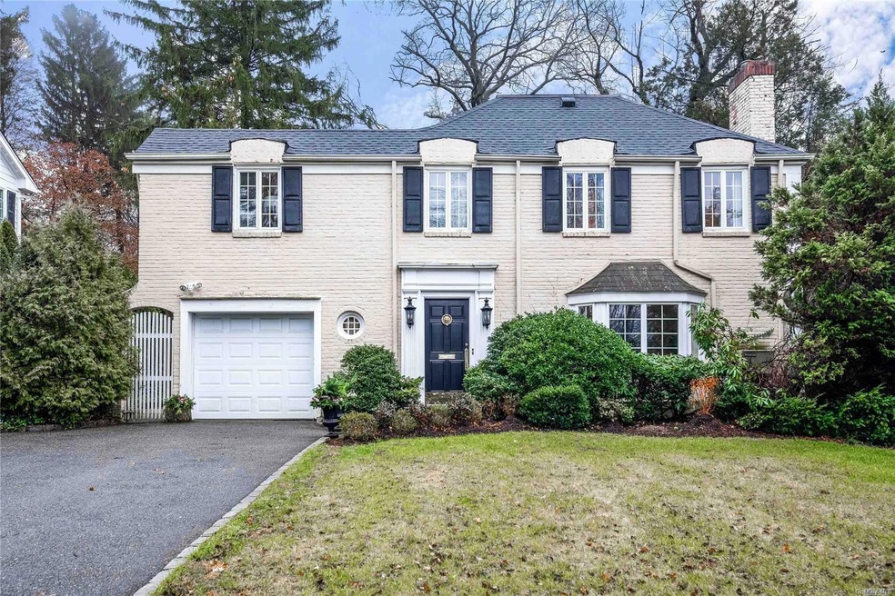 118 Quaker Ridge Rd, Manhasset, NY 11030 - photo 1