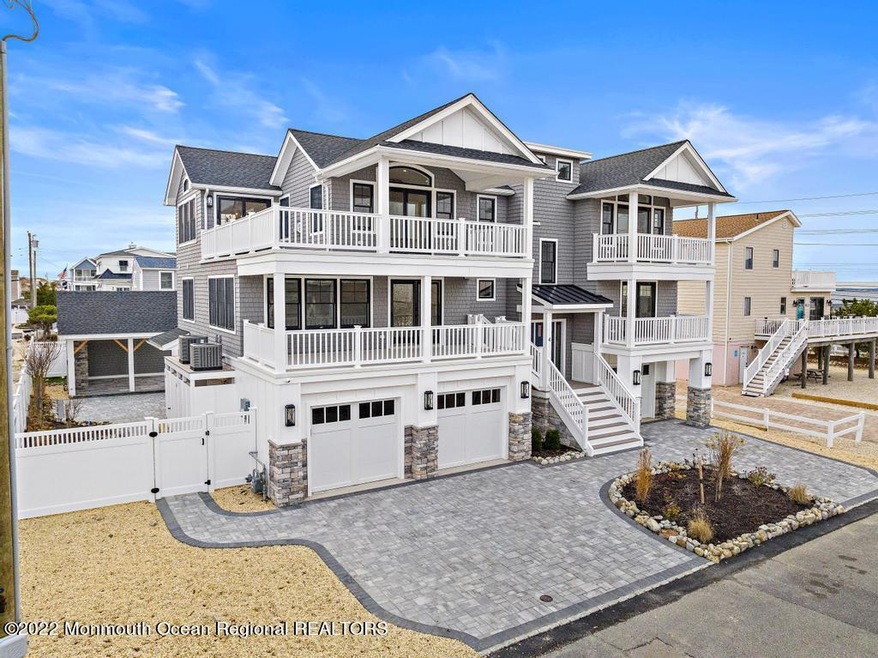 Luxurious Coastal Living at its Best!