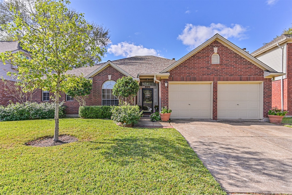 4930 Heritage Plains Dr, Friendswood, TX 77546 - photo 1