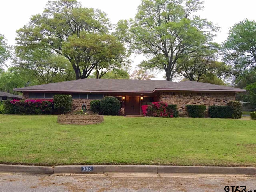 832 832 Loftin, Tyler, TX 75701 - photo 1