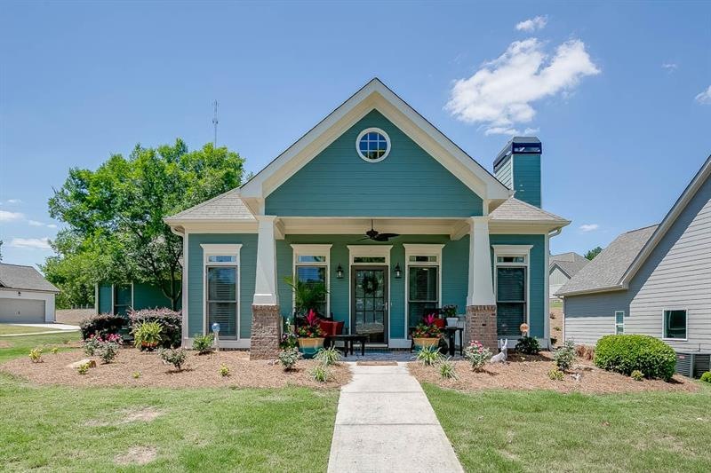 Beautiful home located in the Village at Hoschton
