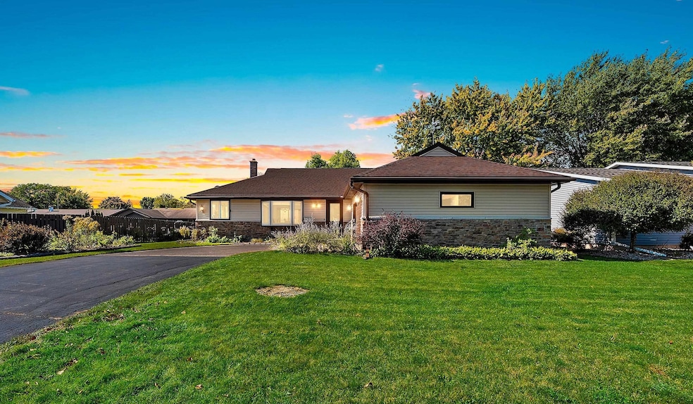 1811 N Whitney Dr, Appleton, WI 54914 - photo 1