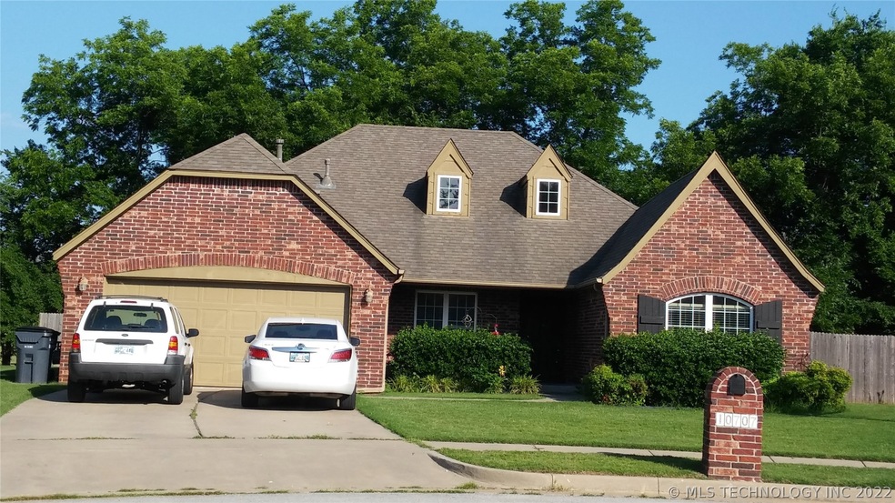 Lovely home sits on great cul-de-sac lot with matu