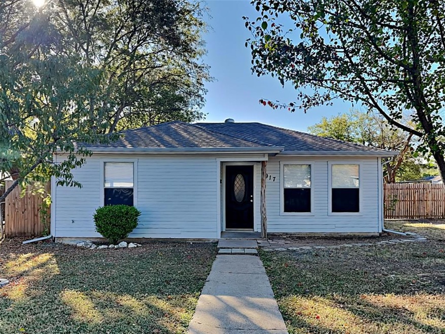 917 Bales St, Cleburne, TX 76033 - photo 1