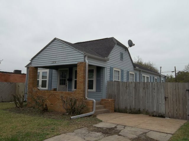 1504 7th St, Bay City, TX 77414 - photo 1