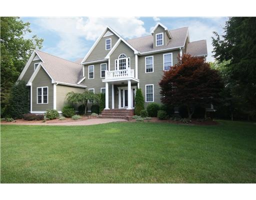 335 Mulberry Dr, Wakefield, RI 02879 - photo 1