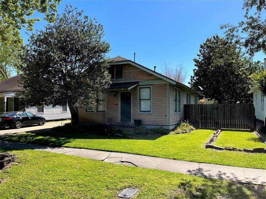834 Arlington St, Houston, TX 77007 - photo 1
