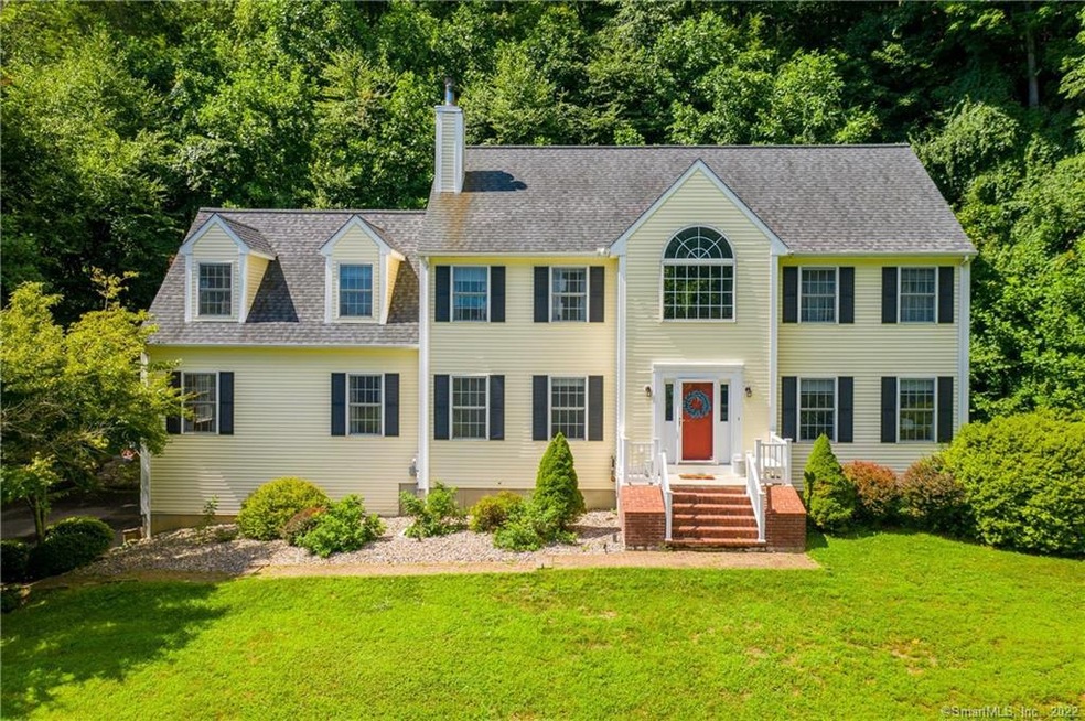 17 Sweetbriar Ln, Sandy Hook, CT 06482 - photo 1