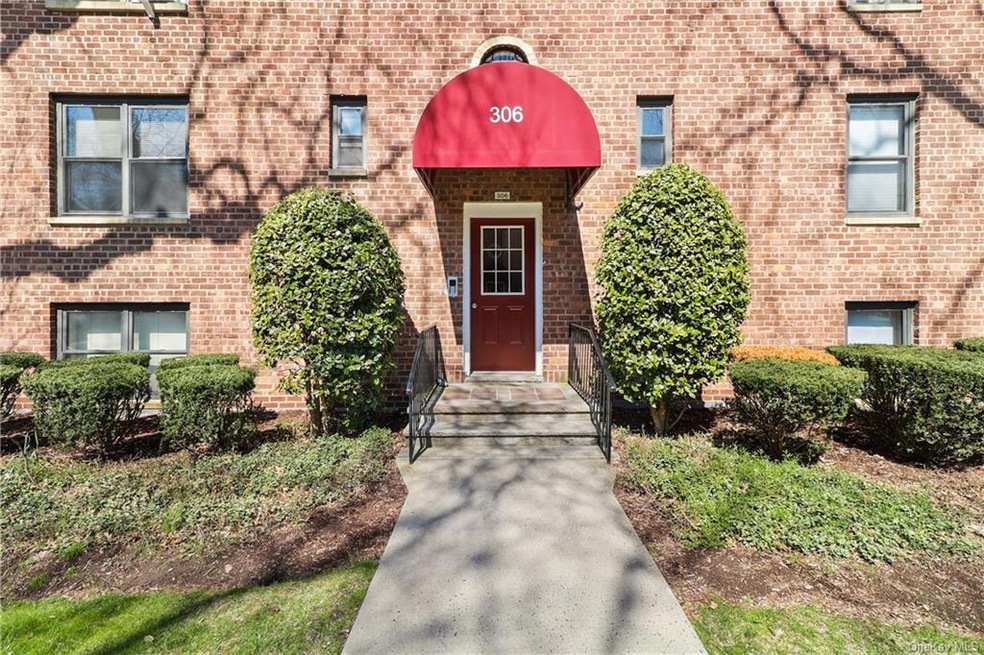 Welcome to 306 Richbell Road on a private path tha
