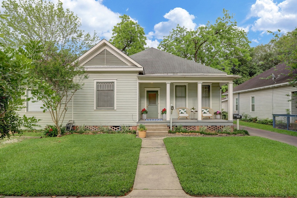 1040 Columbia St, Houston, TX 77008 - photo 1