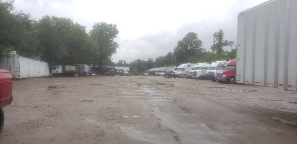 3708 Pinemont Dr, Houston, TX 77018 - photo 1