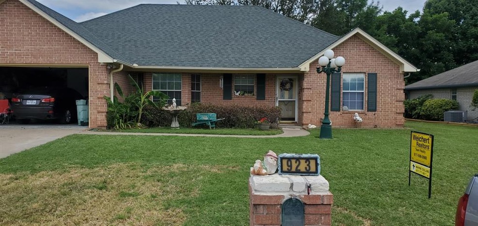 923 Sylvia St, Weatherford, TX 76086 - photo 1