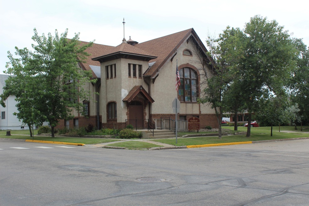 124 3rd Ave SE, Jamestown, ND 58401 - photo 1