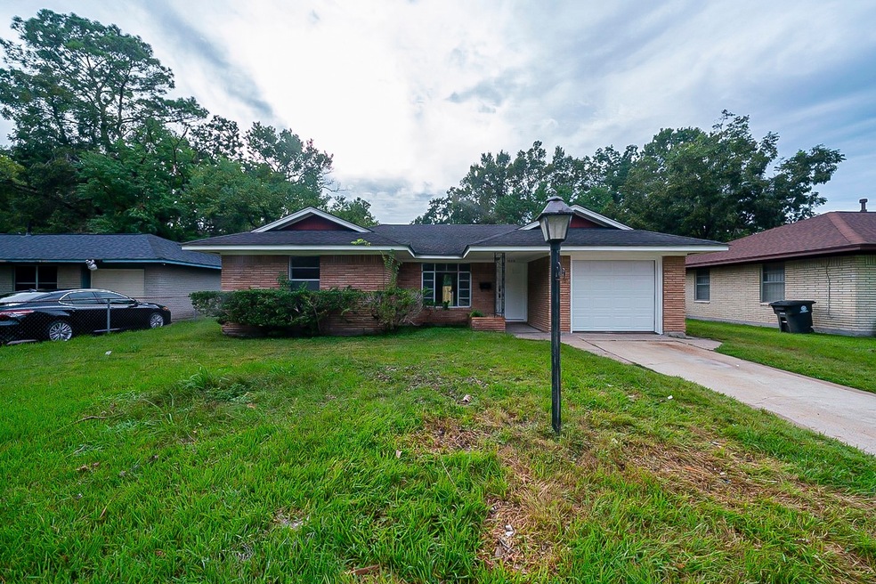 10319 Bretton Dr, Houston, TX 77016 - photo 1