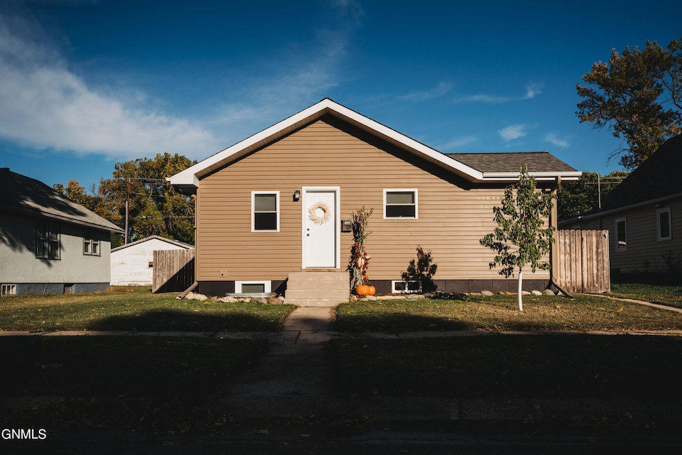 614 3rd Ave NW, Jamestown, ND 58401 - photo 1
