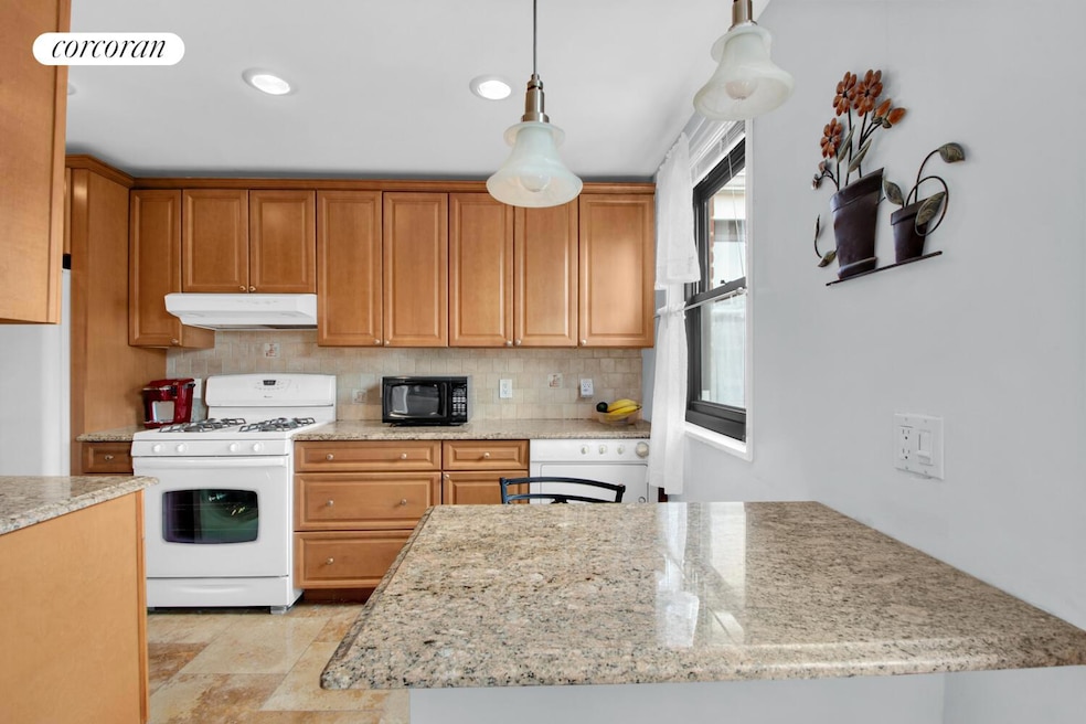 21-29 Utopia Pkwy unit UPSTAIRS, Bayside, NY 11360 - photo 1