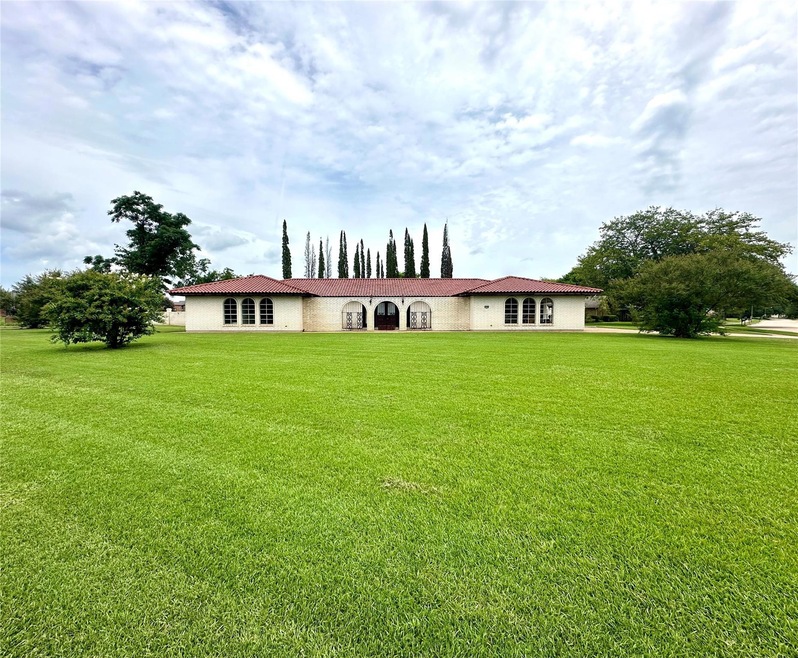 View of front facade with a front yard