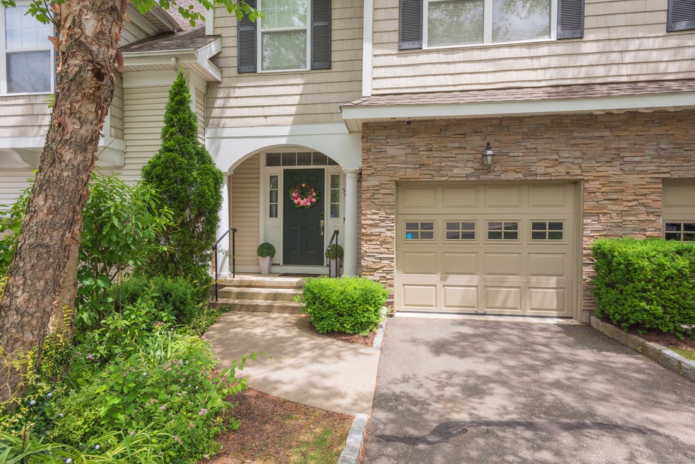 52 Woodcrest Ln unit 52, Danbury, CT 06810 - photo 1