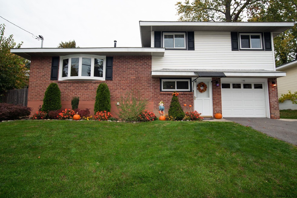 19 Chestnut Ct, Rensselaer, NY 12144 - photo 1