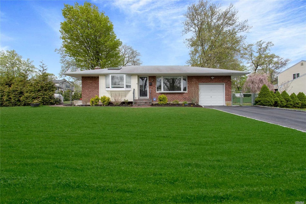 6 Abbey Dr, ComMacK, NY 11725 - photo 1