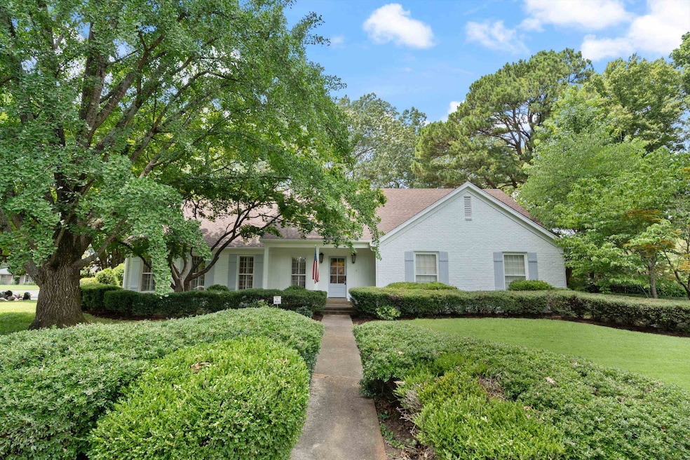View of front of home featuring a front yard