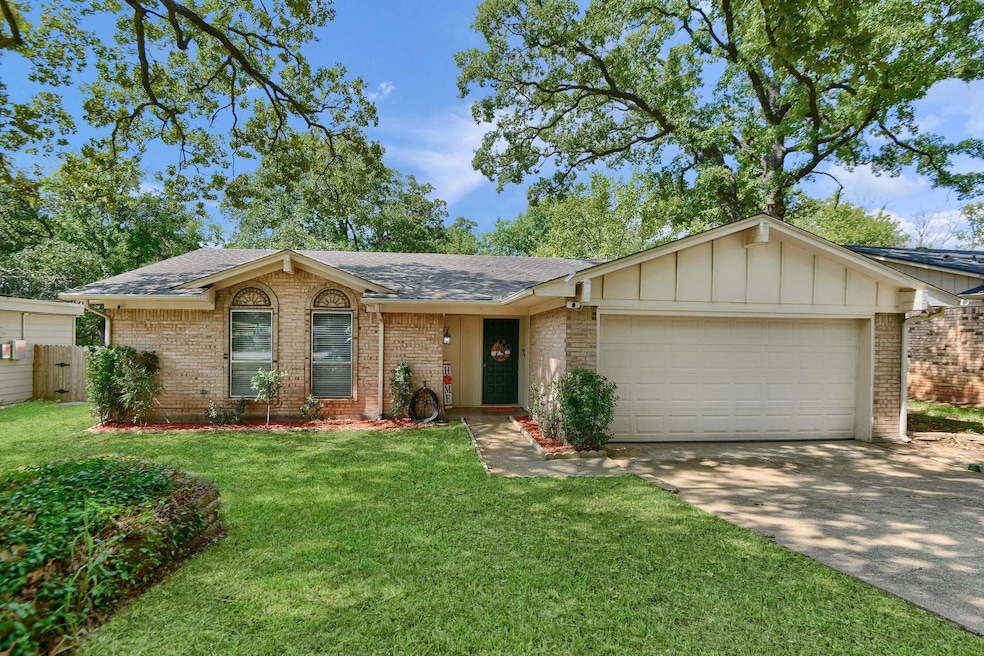 901 Glen Key St, Denison, TX 75020 - photo 1