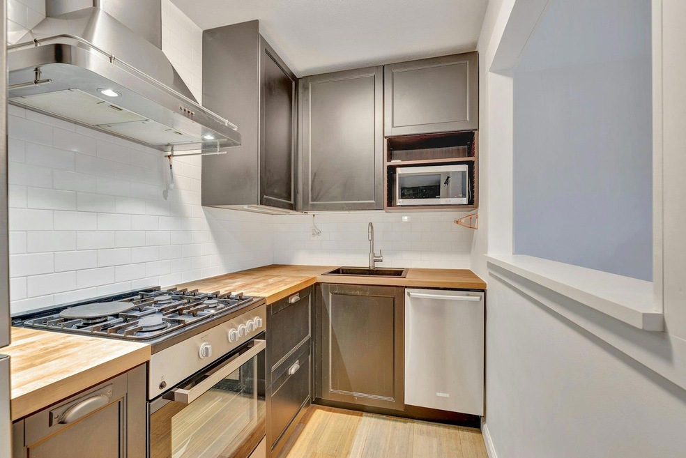 460 Old Town Rd unit 25L Upper Unit, Port Jefferson Station, NY 11776 - photo 1