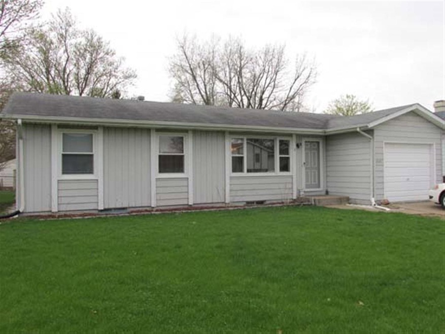 2321 W 60th St, Davenport, IA 52806 - photo 1