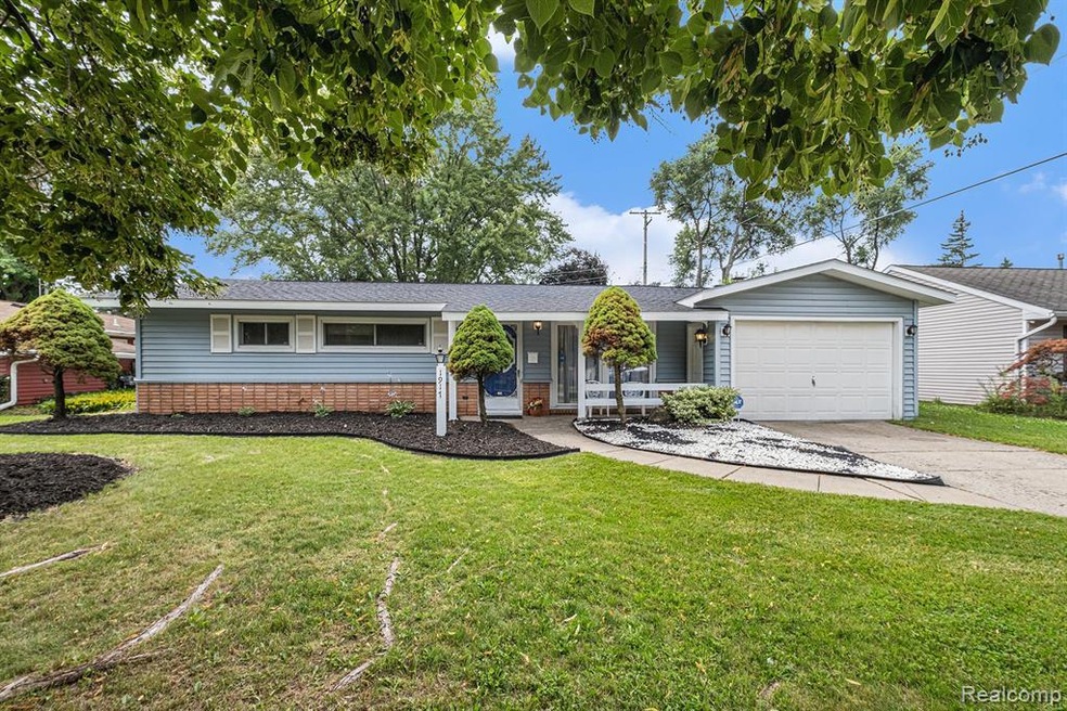 1917 Greenbriar Ln, Flint, MI 48507 - photo 1