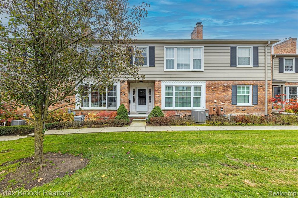 549 N Old Woodward Ave, Birmingham, MI 48009 - photo 1