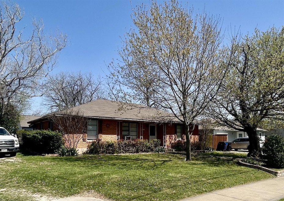 Ranch-style house with brick siding and a front la